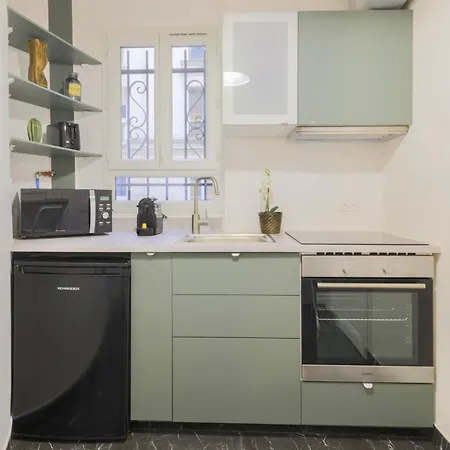 Chic And Spacious Flat In Montmartre Paris