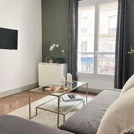 Chic And Spacious Flat In Montmartre Paris
